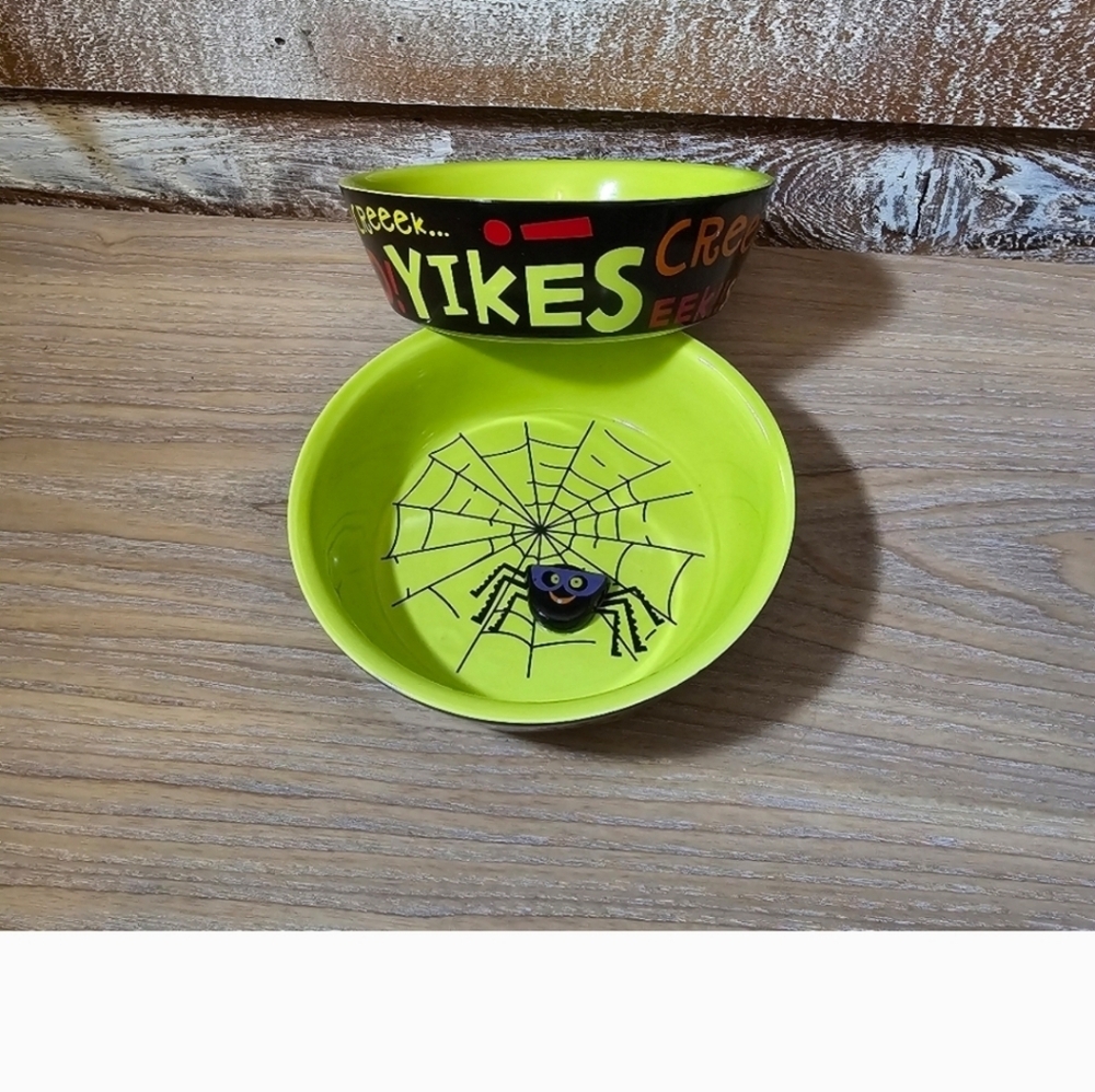 Hallmark scary spider Halloween 2 bowls  euc